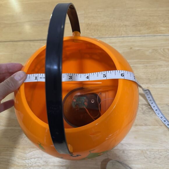 LEGOLAND California Hotel Pumpkin Candy Bucket 2018 Halloween Plastic FLAWED GUC - Picture 11 of 12